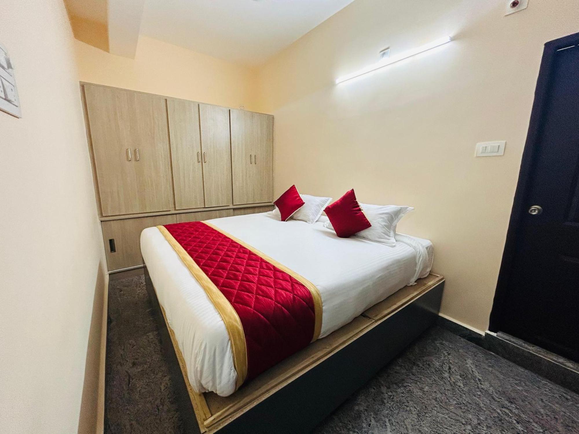 Y Stay Homestay Tirupati Esterno foto